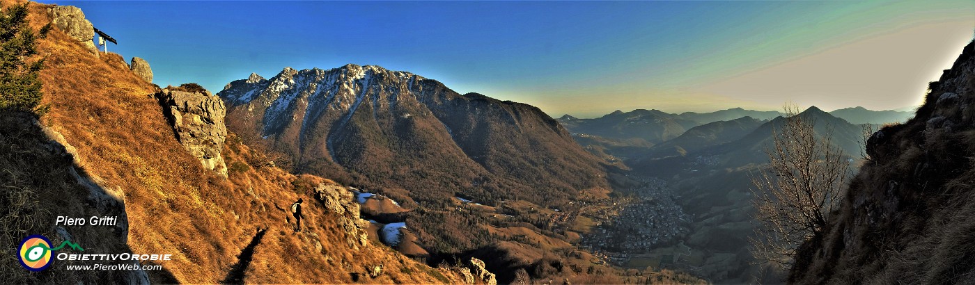 52 Scendiamo con bella vista in Alben e  sulla Val Serina .jpg